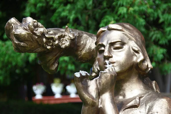 Скульптура Молодого Человека Бетона Парке — стоковое фото