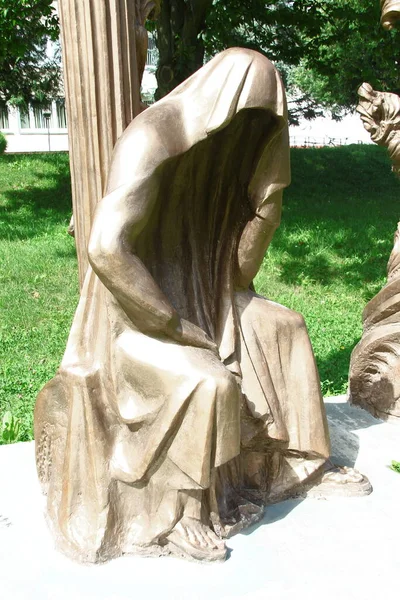 Скульптура Молодого Чоловіка Бетону Парку — стокове фото