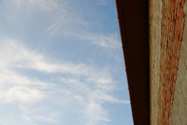 Mavi gökyüzü ve beyaz sonbahar bulutları akşamları gün batımında