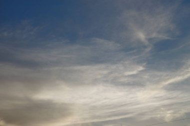 Mavi gökyüzü ve beyaz sonbahar bulutları akşamları gün batımında