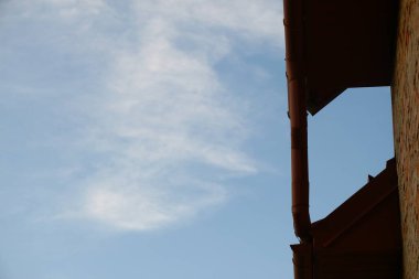 Mavi gökyüzü ve beyaz sonbahar bulutları akşamları gün batımında