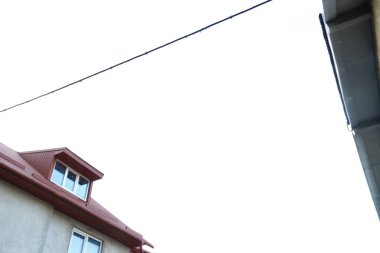 Mavi gökyüzü ve beyaz sonbahar bulutları akşamları gün batımında