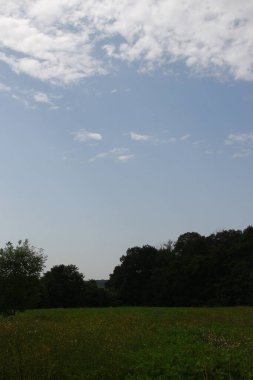 Mavi gökyüzü ve beyaz sonbahar bulutları akşamları gün batımında