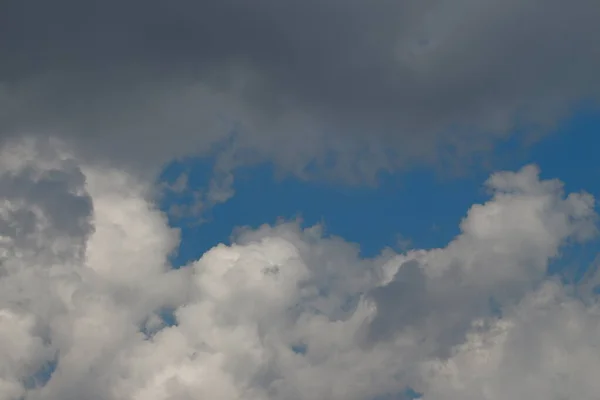Голубое Небо Белые Осенние Облака Закате Вечером — стоковое фото