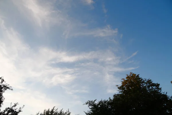 Blå Himmel Och Vita Höstmoln Vid Solnedgången Kvällen — Stockfoto