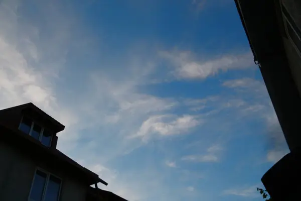 Langit Biru Dan Awan Musim Gugur Putih Saat Matahari Terbenam — Stok Foto