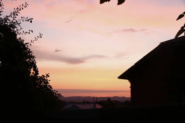 八月日出时分的红黄天空 — 图库照片