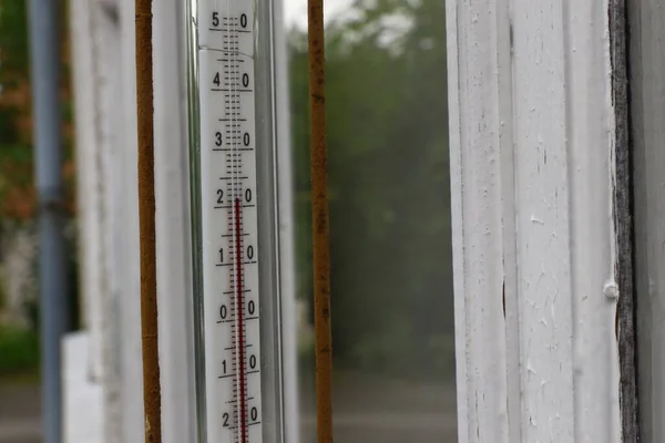 Thermometer Fenster Bei Trübem Wetter — Stockfoto