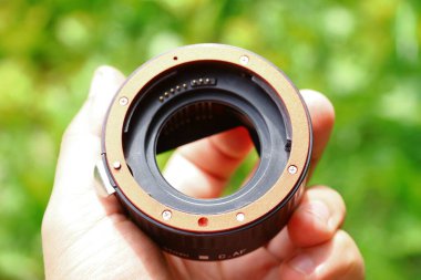 D 'nin makro halkaları. Kamera siyah ve kırmızı plastikten yapılmış.