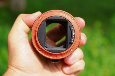 D 'nin makro halkaları. Kamera siyah ve kırmızı plastikten yapılmış.