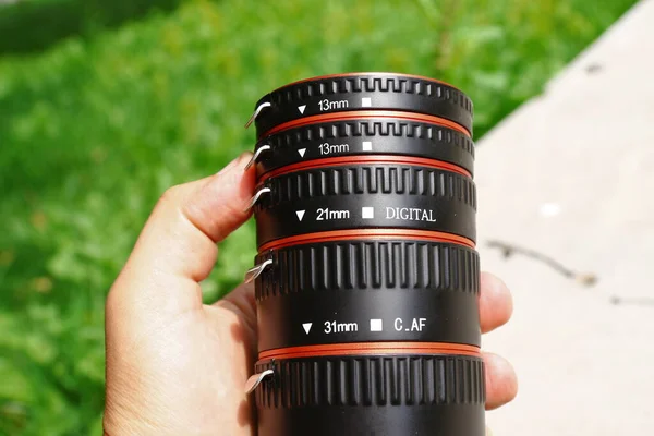 如果相机的宏圈是由黑色和红色塑料制成的 — 图库照片