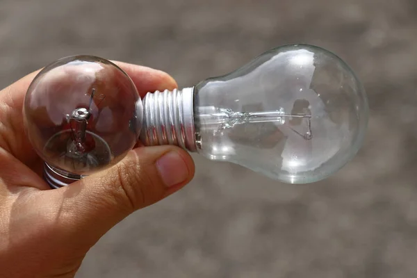 Неработающая Стеклянная Лампа Накаливания Руке — стоковое фото