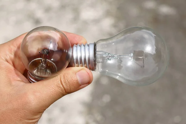 Неработающая Стеклянная Лампа Накаливания Руке — стоковое фото