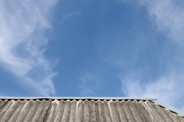 Mavi gökyüzü ve ağustosta beyaz sonbahar bulutları