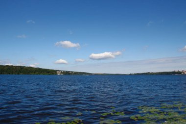 Ternopil 'deki göletin güzel manzarası