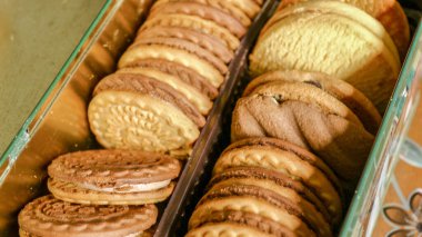 Pakette tatlı sarı kurabiyeler