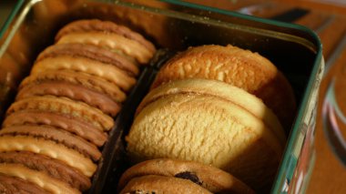 Pakette tatlı sarı kurabiyeler