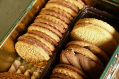 Pakette tatlı sarı kurabiyeler