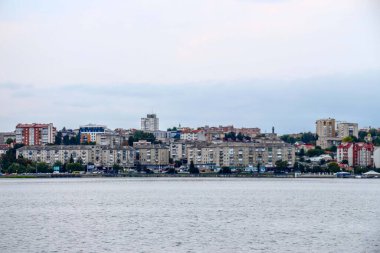 Ağustosta parkın yanındaki büyük gölet.