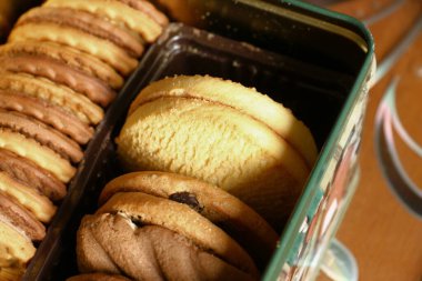 Pakette tatlı sarı kurabiyeler