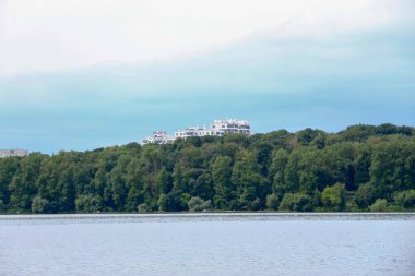 Ağustosta parkın yanındaki büyük gölet.