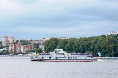 Ağustos 'ta bulutlu havada gölette turist gemisi