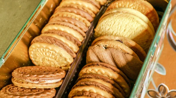 Pakette tatlı sarı kurabiyeler