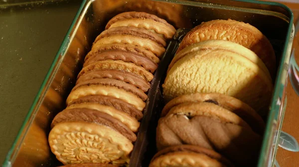 Pakette tatlı sarı kurabiyeler