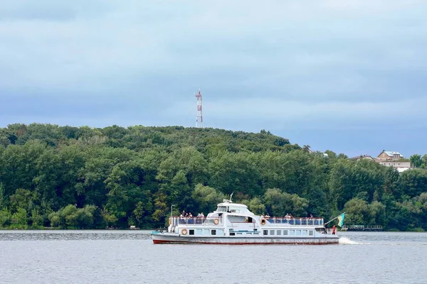 Statek Turystyczny Stawie Pochmurną Pogodę Sierpniu — Zdjęcie stockowe