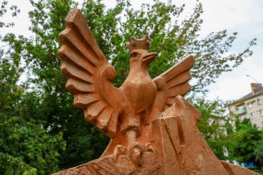 Kuş heykeli. Betondan bir anıt. Ternopil, Ukrayna. Birinci Dünya Savaşı 'nın en genç askeri. 2014