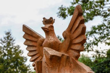 Kuş heykeli. Betondan bir anıt. Ternopil, Ukrayna. Birinci Dünya Savaşı 'nın en genç askeri. 2014