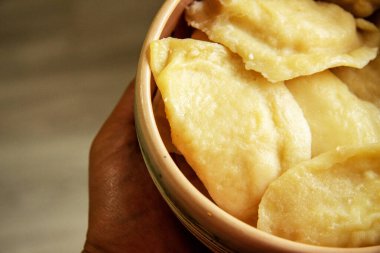 Mutfakta tabakta patates ve peynirli hamur tatlısı.