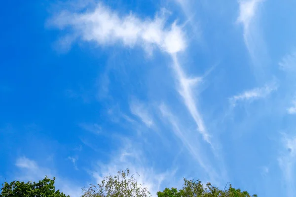 Голубое Небо Белые Облака Июле — стоковое фото