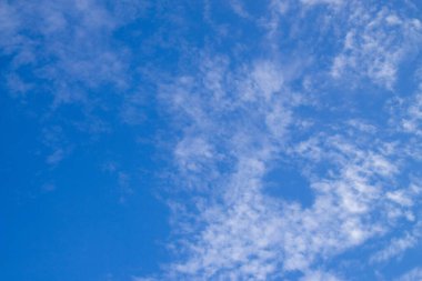 Mavi gökyüzü ve ağustosta beyaz sonbahar bulutları