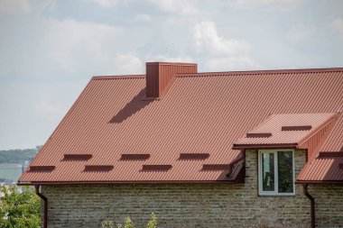 Şehirdeki bir iskan binasının cephesi.