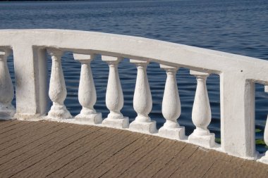 Ternopil 'deki Venedik köprüsünde beton parmaklıklar