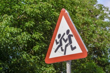 Çocuklar için geçiş hakkında bilgi veren yol tabelası