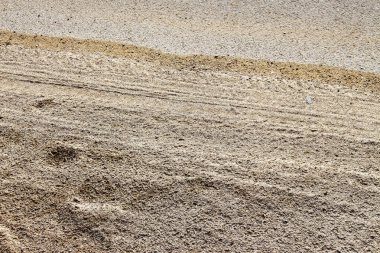 Ağustos 'ta yol kenarında kum