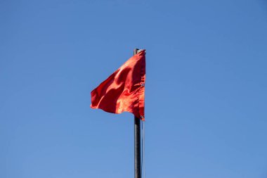 Göletin yakınındaki kurtarma istasyonunda küçük bir kırmızı bayrak.