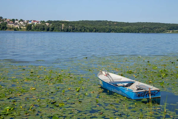 Gammal Liten Båt Vallen Ternopil Damm Augusti — Stockfoto