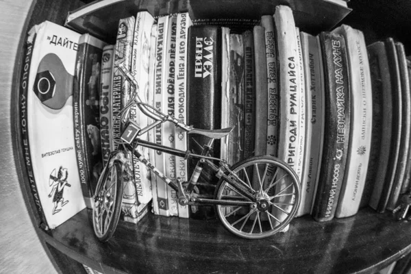 Könyvek Polcon Egy Kis Kerékpár — Stock Fotó