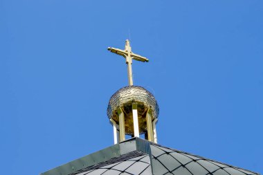 Eski Hıristiyan kilisesinin çatısı teneke kaplıdır.