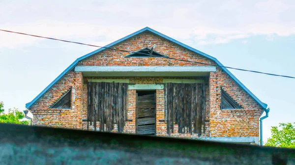 Old Abandoned Brick House Garden — Stock Photo, Image