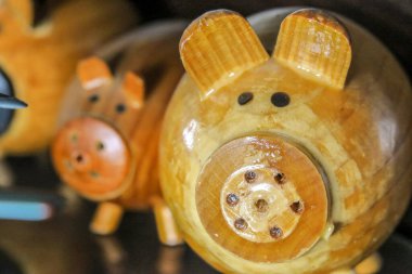 Küçük bir domuz heykeli koleksiyonu. Turist hatırası..