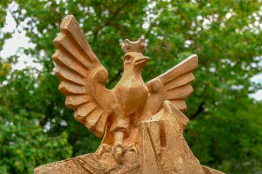 Parktaki oyuncak bir kuş heykeli