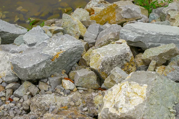 Большие Камни Возле Воды Парке — стоковое фото