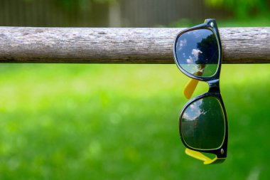 Sarı çerçeveli kadınlar için siyah güneş gözlüğü