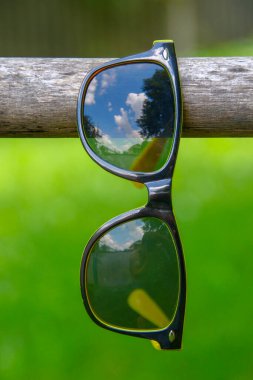 Sarı çerçeveli kadınlar için siyah güneş gözlüğü