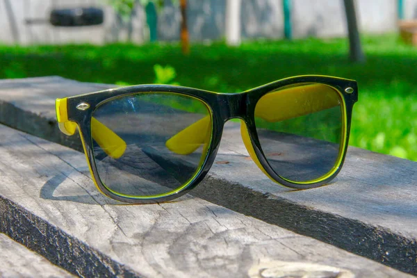 Gafas Sol Negras Para Mujer Con Montura Amarilla Sobre Tabla — Foto de Stock