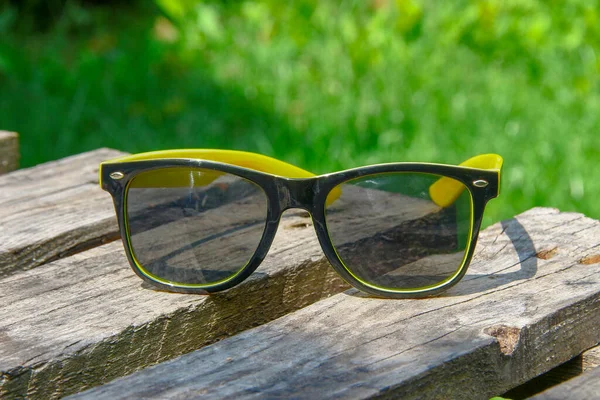 Gafas Sol Negras Para Mujer Con Montura Amarilla Sobre Tabla — Foto de Stock